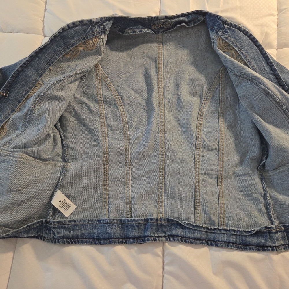Elegant Blue Denim Jacket with Embroidery - Picture 5 of 12